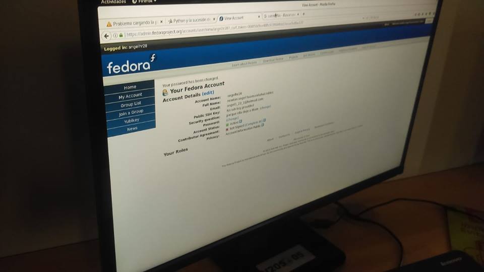 Attendees create Fedora accounts during Fedora Women's Day 2018 in Lima, Peru. Organizers invited attendees to contribute through whatcanidoforfedora.org