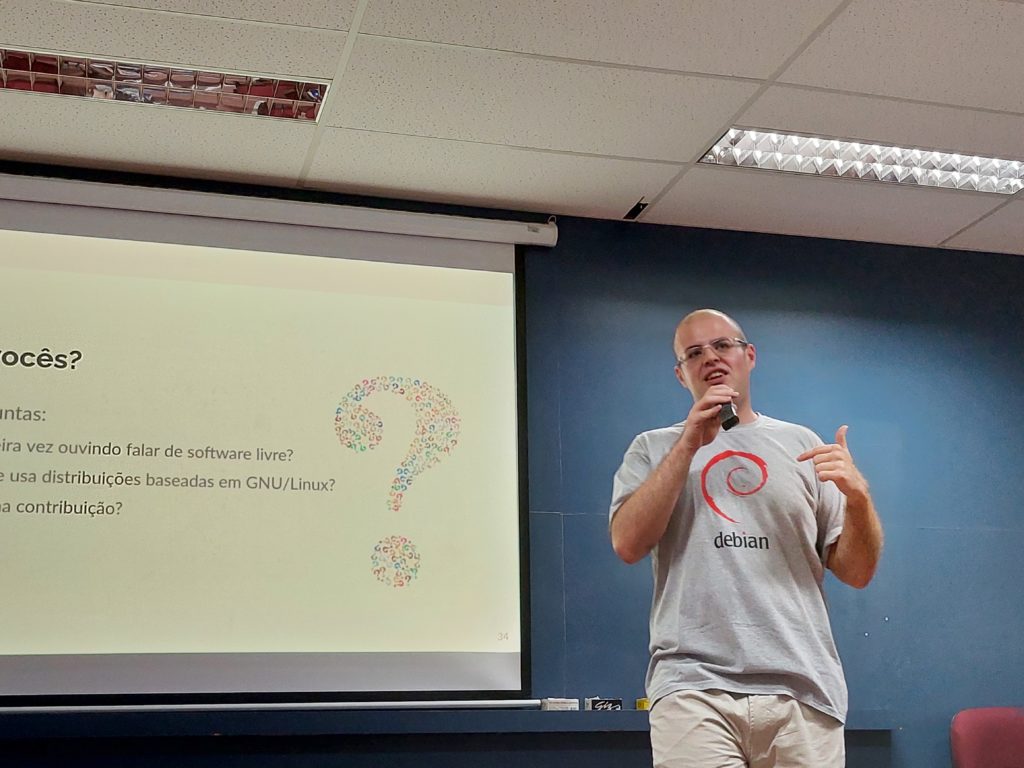Carlos Melara presenting the Debian project
