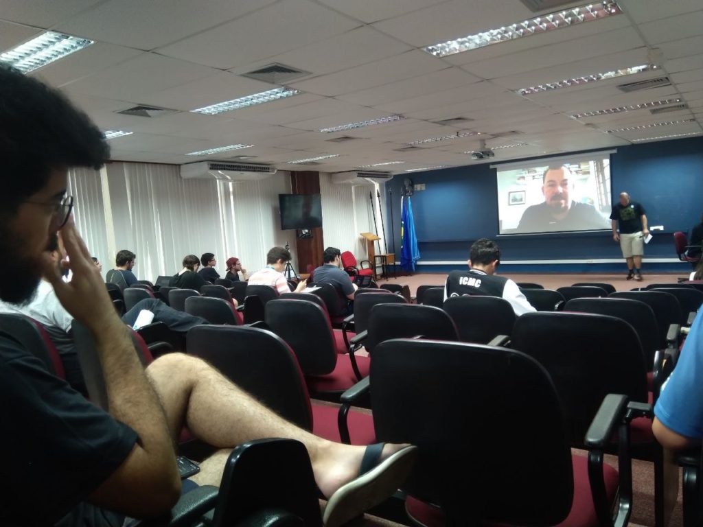 Audience watching Geraldo Simião talk